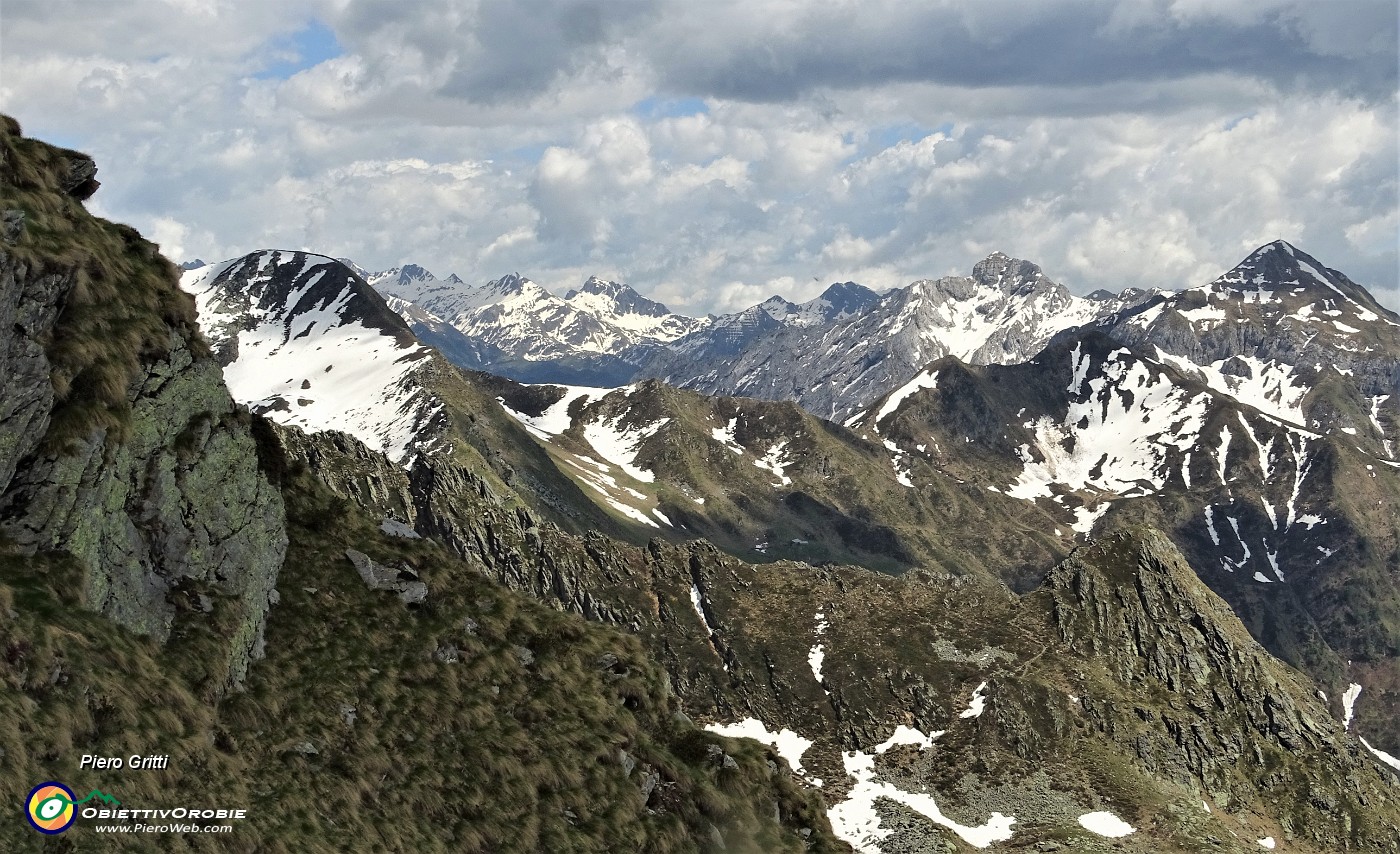 68 Il panorama sulle Orobie si allarga.JPG